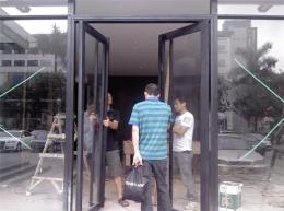 天河玻璃门维修 天河门锁维修 维修玻璃门