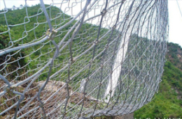 安徽路基边坡防护网施工 公路拦石网安装图